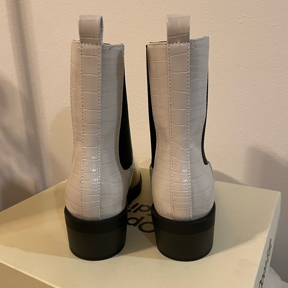 Ivory/black Open Edit Chelsea Booties - Picture 5 of 6